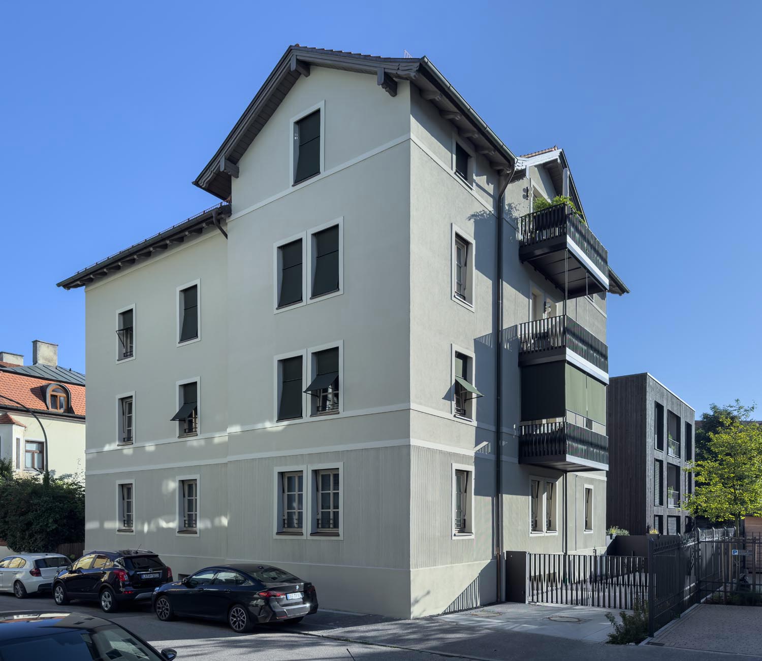 Exklusive Dachgeschosswohnung in stilvoll saniertem Jahrhundertgebäude in bester Lage